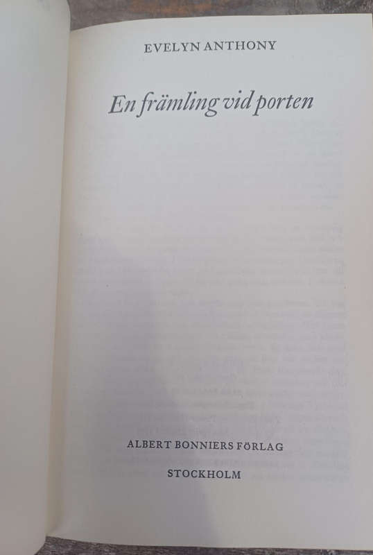 En framling vid porten by Evelyn Anthony