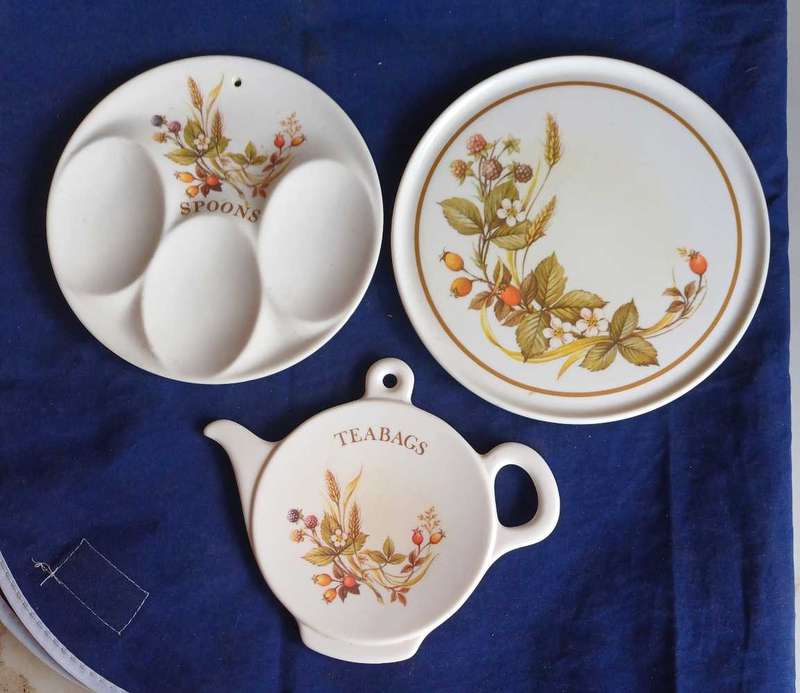 Lot of teabag, spoon holder and small plate