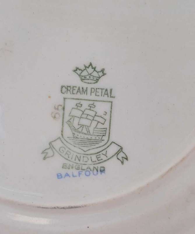 Cream petal Grindley plate