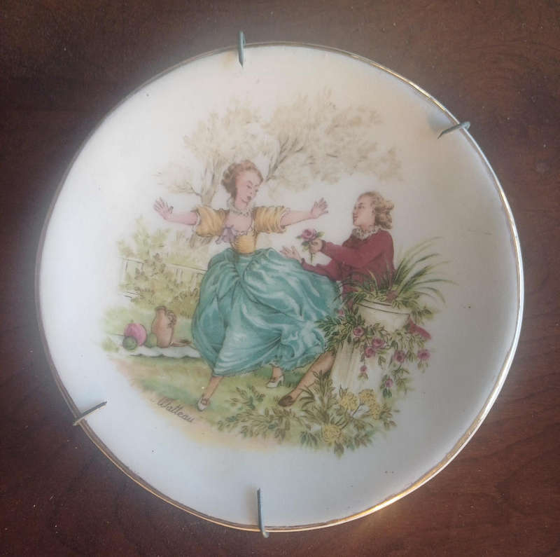 2 x Small vintage wall plates