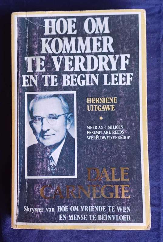 Hoe om kommer te verdryf en te begin leef deur Dale Carnegie
