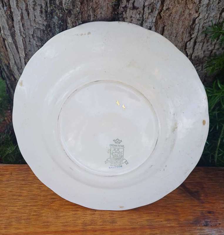 Cream petal Grindley plate