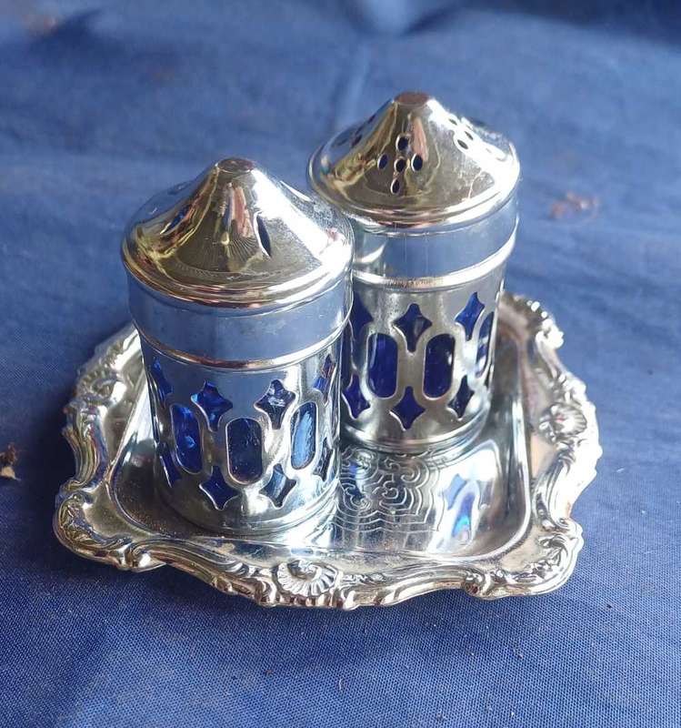 Vintage studio nova salt & pepper shaker set