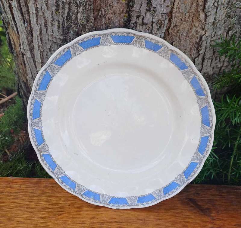 Cream petal Grindley plate