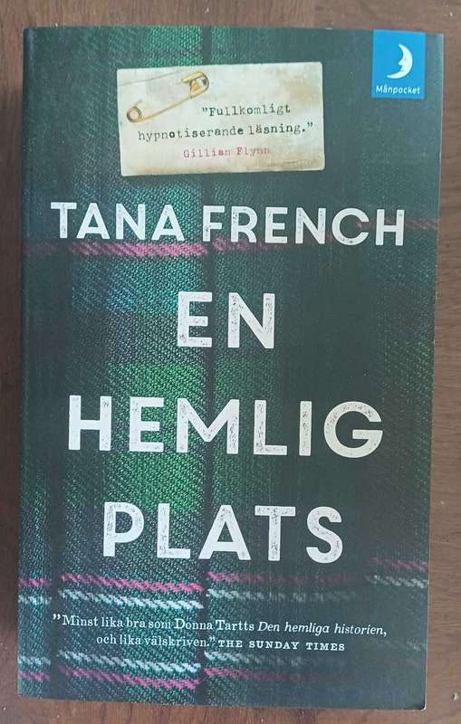 En hemlig plats by Tana French