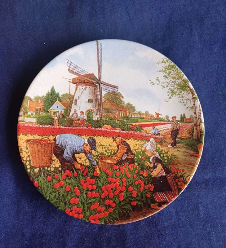 Vintage windmill and tulip souvenir plate