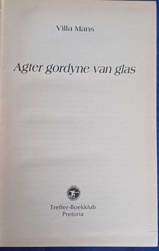 Agter gordyne van glas deur Villa Mans