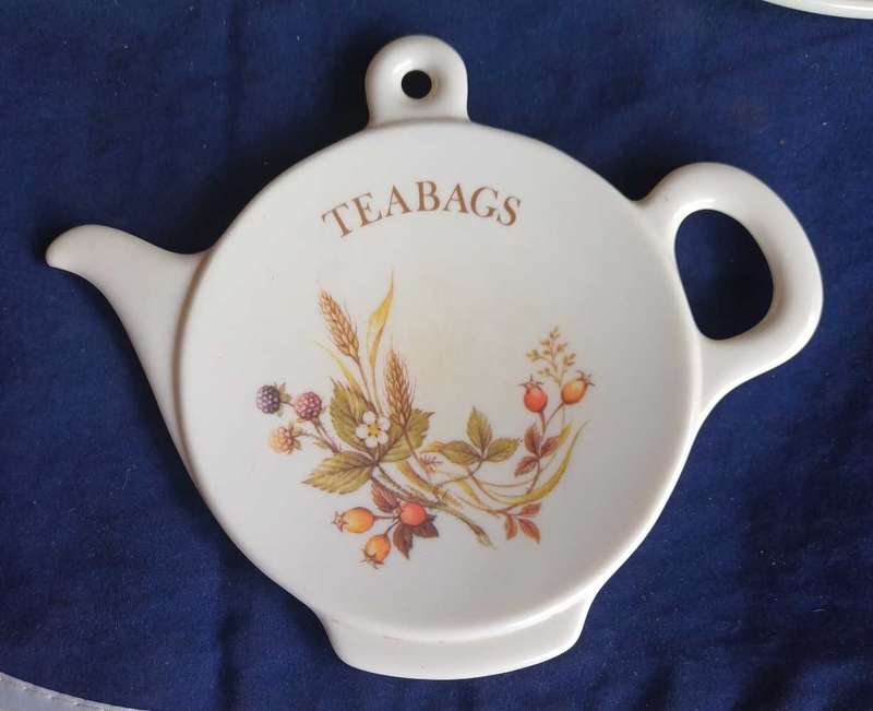Lot of teabag, spoon holder and small plate
