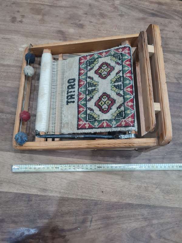 Vintage / antique model of weaving loom