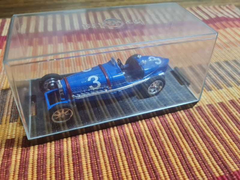 1/43 scale model car , as per pictures.