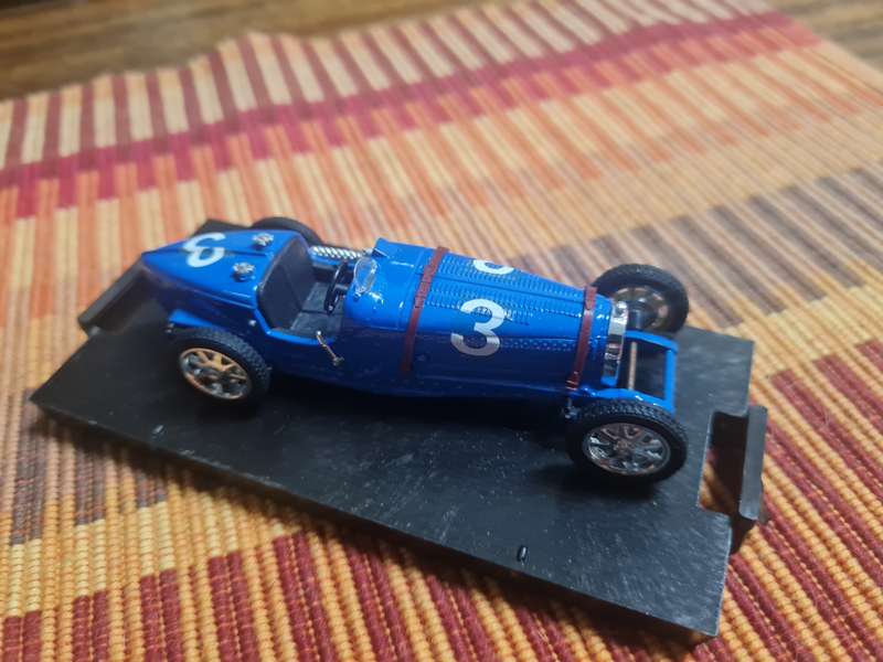 1/43 scale model car , as per pictures.