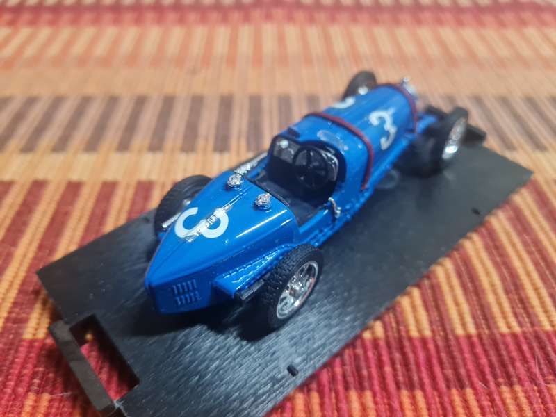 1/43 scale model car , as per pictures.