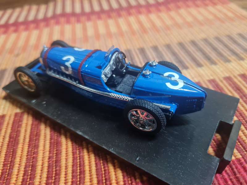 1/43 scale model car , as per pictures.