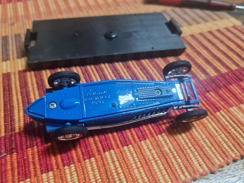 1/43 scale model car , as per pictures.