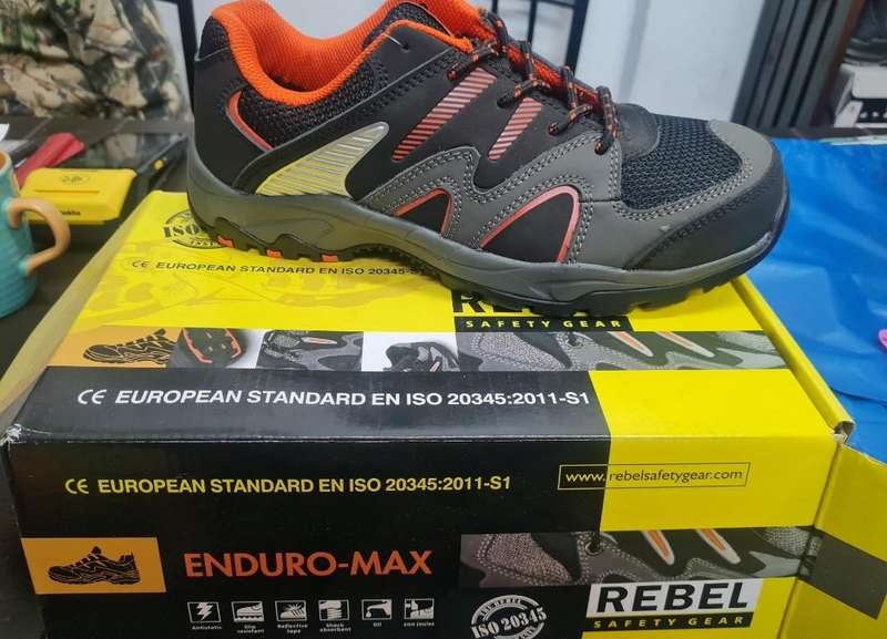 ENDURO-MAX Safety Shoes size 8