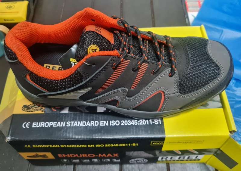 ENDURO-MAX Safety Shoes size 8
