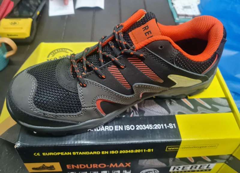ENDURO-MAX Safety Shoes size 8