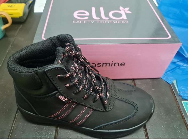 ELLA SAFETY BOOTS SIZE 4