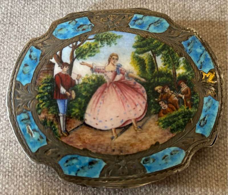 VINTAGE ENAMEL ENGRAVED SILVER COMPACT