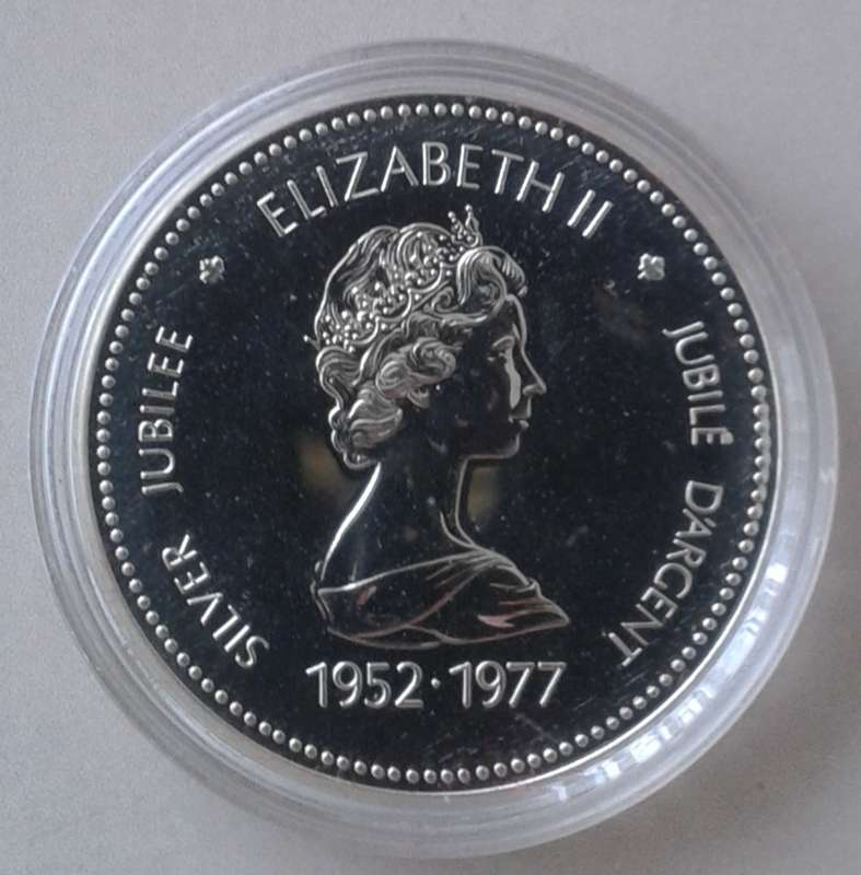 1977 Canada uncirculated silver dollar in case (Queen Elizabeth silver jubilee)
