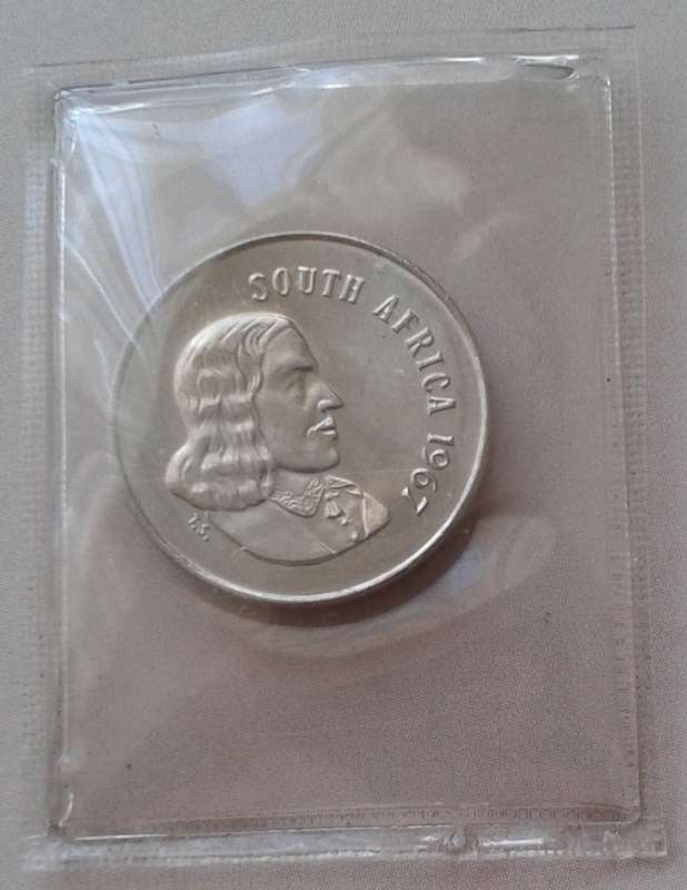 Uncirculated 1967 English nickel 5c