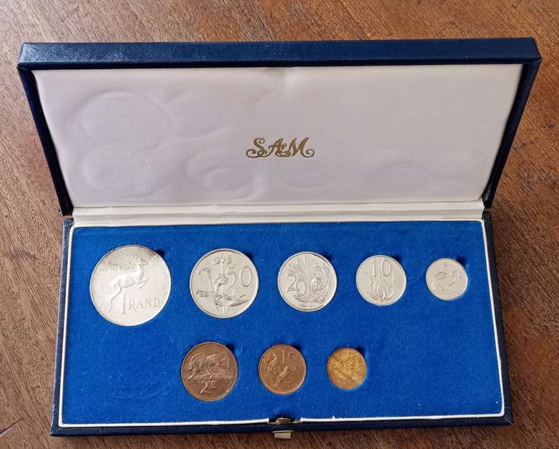 Nice 1977 S.A short proof set with silver R1