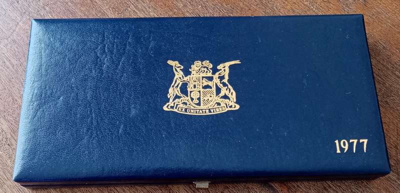 Nice 1977 S.A short proof set with silver R1