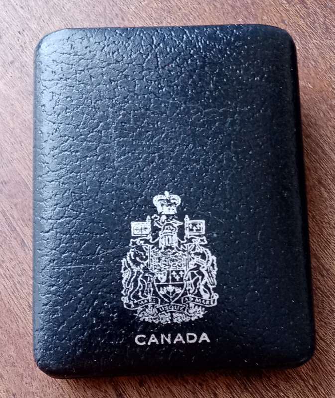 1977 Canada uncirculated silver dollar in case (Queen Elizabeth silver jubilee)