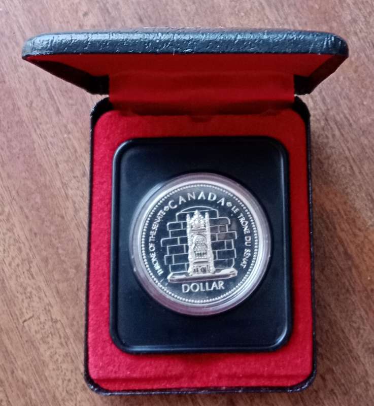 1977 Canada uncirculated silver dollar in case (Queen Elizabeth silver jubilee)