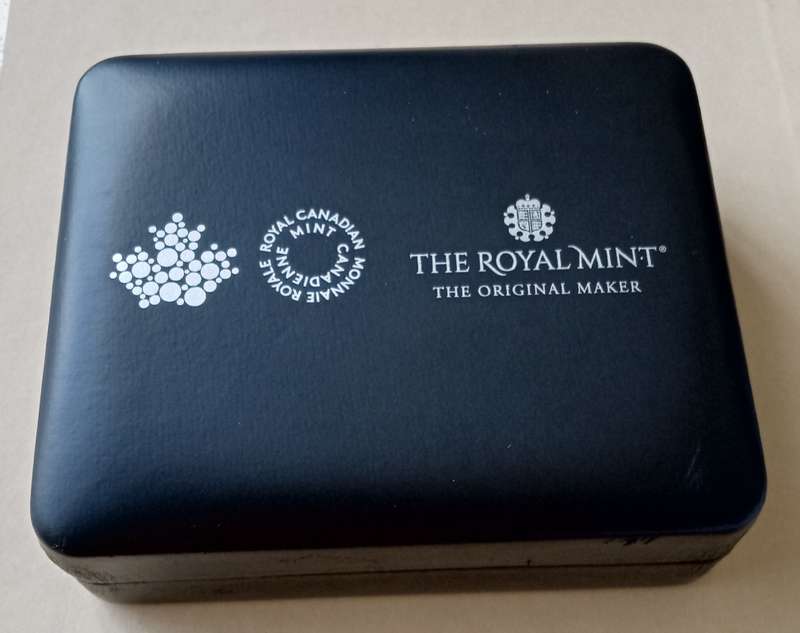 2002 Queen Elizabeth II Platinum Jubilee proof 1oz silver coin set in case (mintage: 5500)