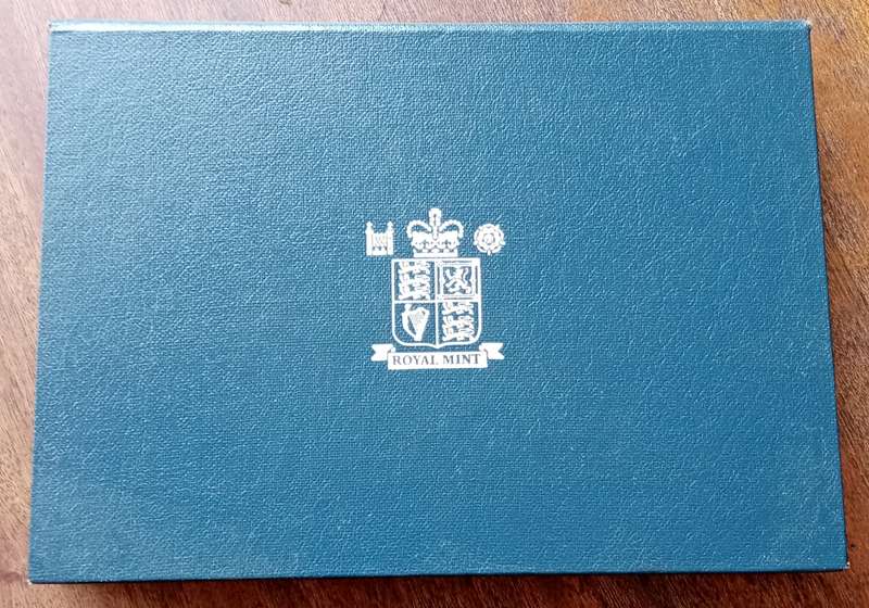Nice 1995 United Kingdom Royal Mint proof set in blue case