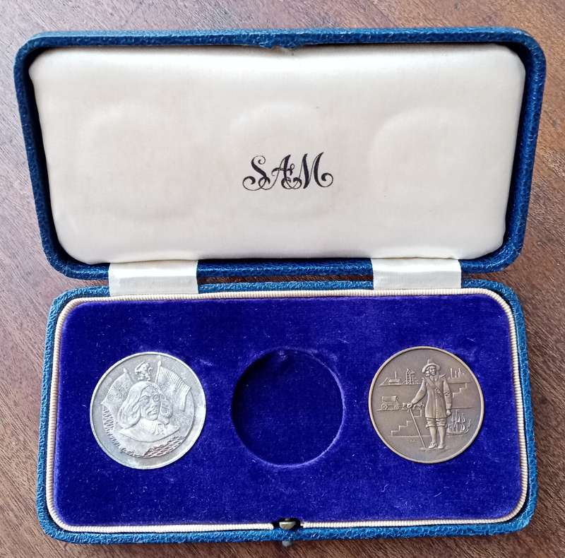 1952 Jan van Riebeeck tercentenary bronze/silver medal set in box