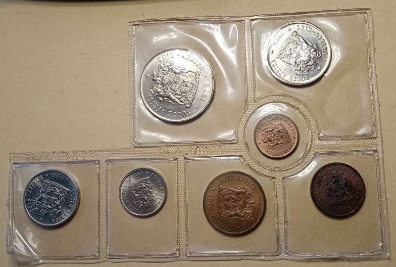 Partial 1975 uncirculated Mint pack set (50c-1/2c) with scarcer 1/2c.