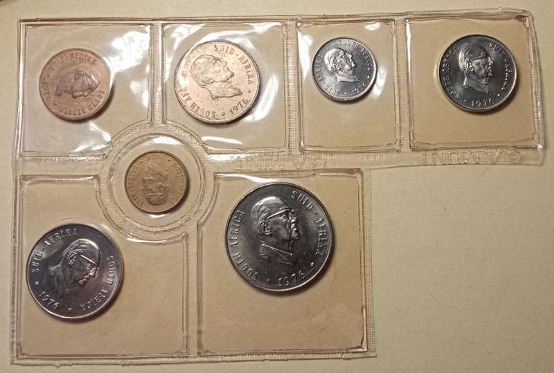 Partial 1976 uncirculated Mint pack set (50c-1/2c) with scarcer 1/2c.