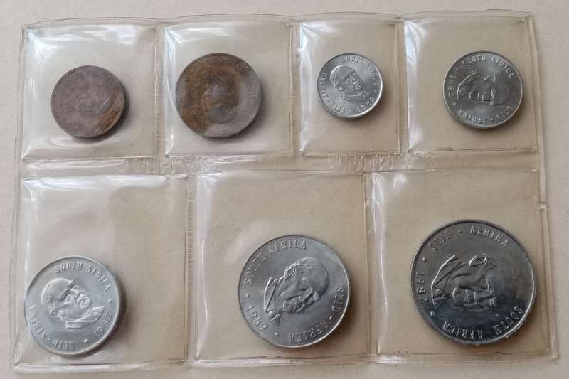 1982 Uncirculated Mint set (R1-1c) mintage: 10000