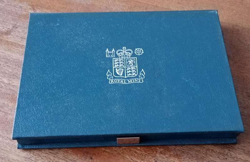 Nice 1983 Great Britain Royal Mint proof set in blue case