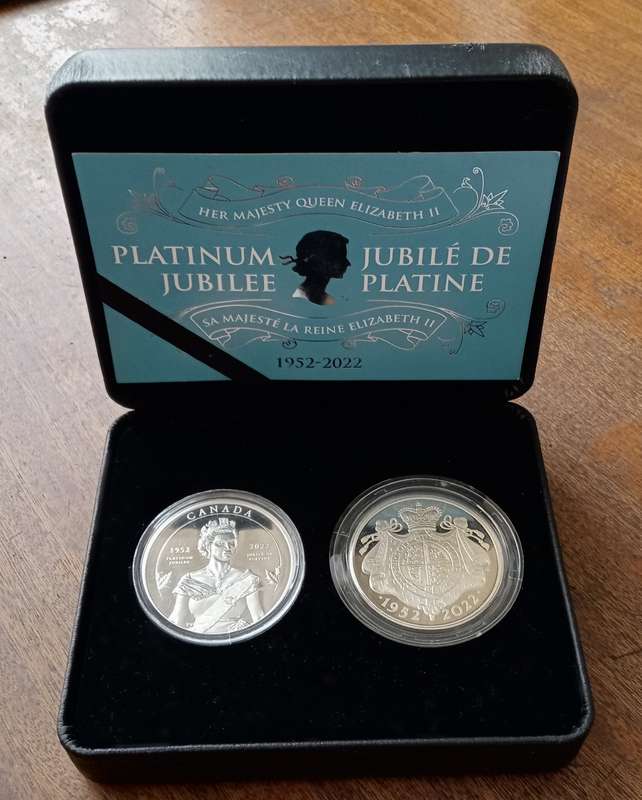 2002 Queen Elizabeth II Platinum Jubilee proof 1oz silver coin set in case (mintage: 5500)