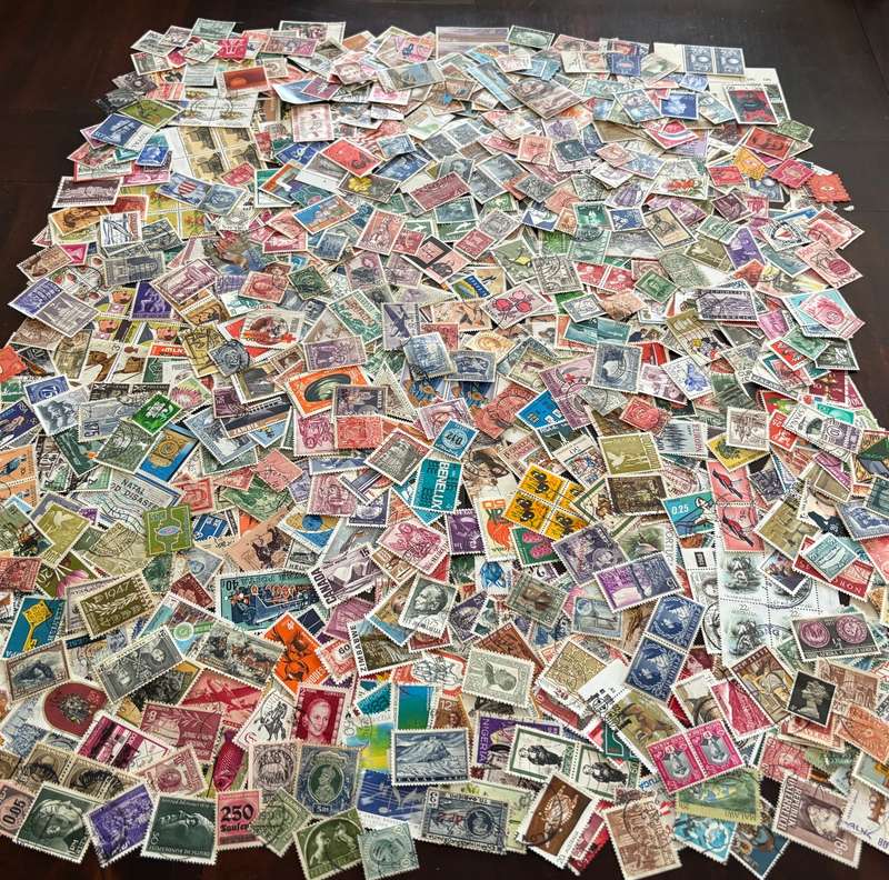 BulkLot Sale - World Mixture, off paper stamps (1000 Stamps). Lots of stamps.
