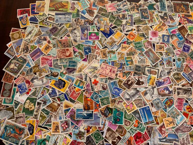 BulkLot Sale - World Mixture, off paper stamps (1000 Stamps). Lots of stamps.