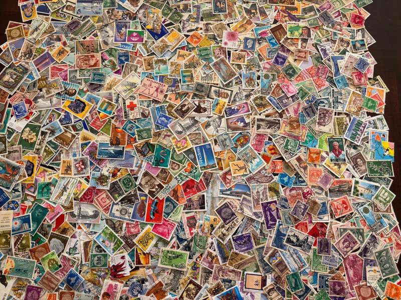 BulkLot Sale - World Mixture, off paper stamps (1000 Stamps). Lots of stamps.