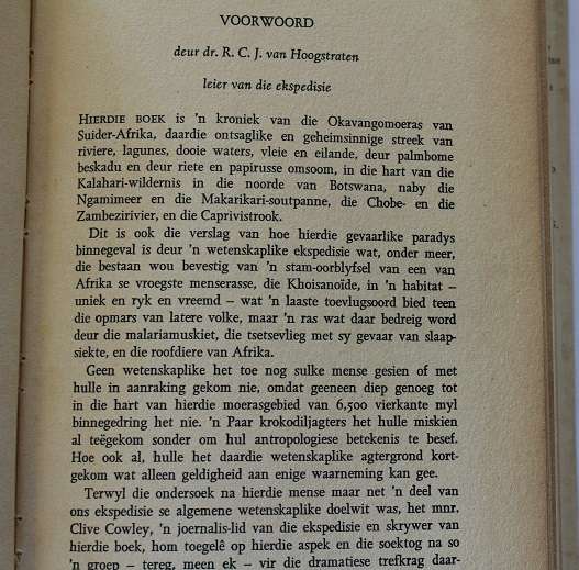 Volk van fabels deur Clive Cowley. 'n Soektog na 'n verlore Boesmanstam in die Okavangomoeras.
