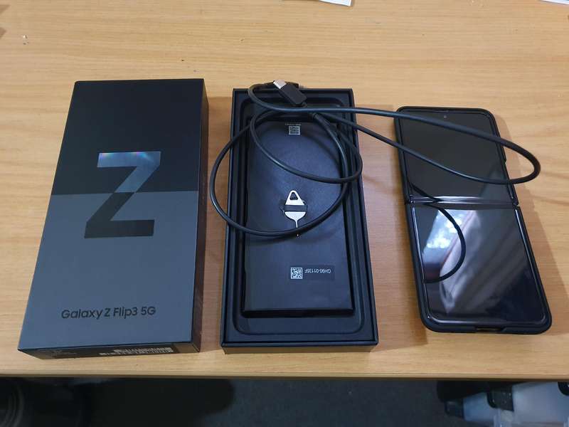 Samsung Z Flip 3 256gig/ 8 gig like new in its box