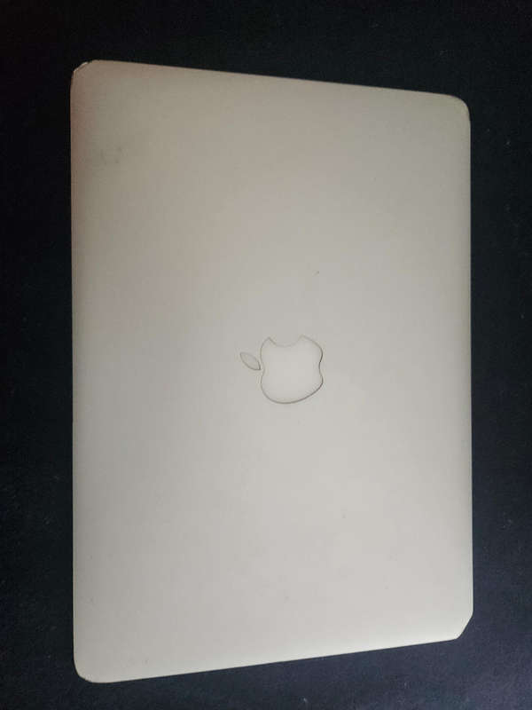 Macbook Air 2017 has dings