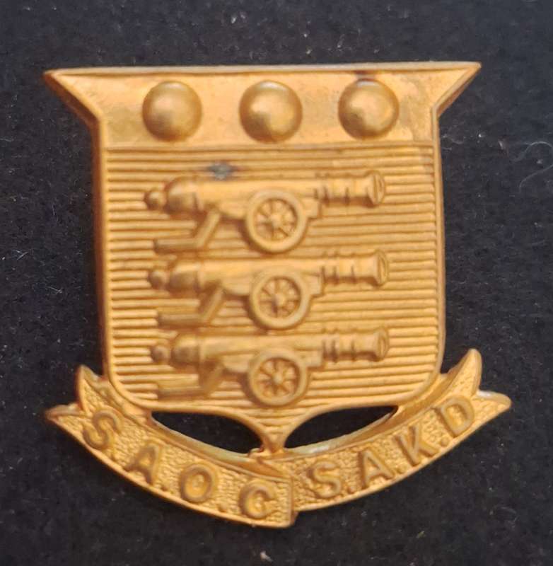 WW2 - SA ORDNANCE CORPS GILDING CAP BADGE - LUGS INTACT