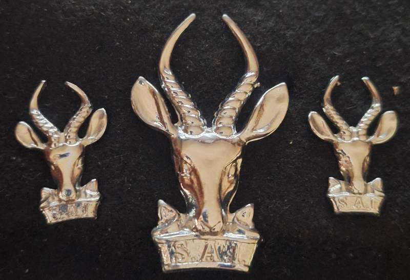 SADF - INFANTRY CAP / COLLAR BADGE SET - 1 X BROKEN LUG ON CAP BADGE