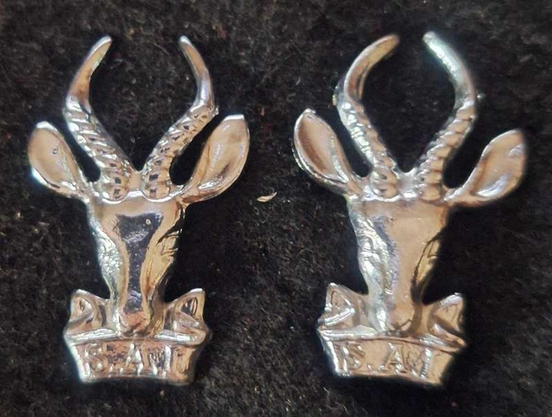 SADF - INFANTRY COLLAR BADGES PAIR - PINS INTACT