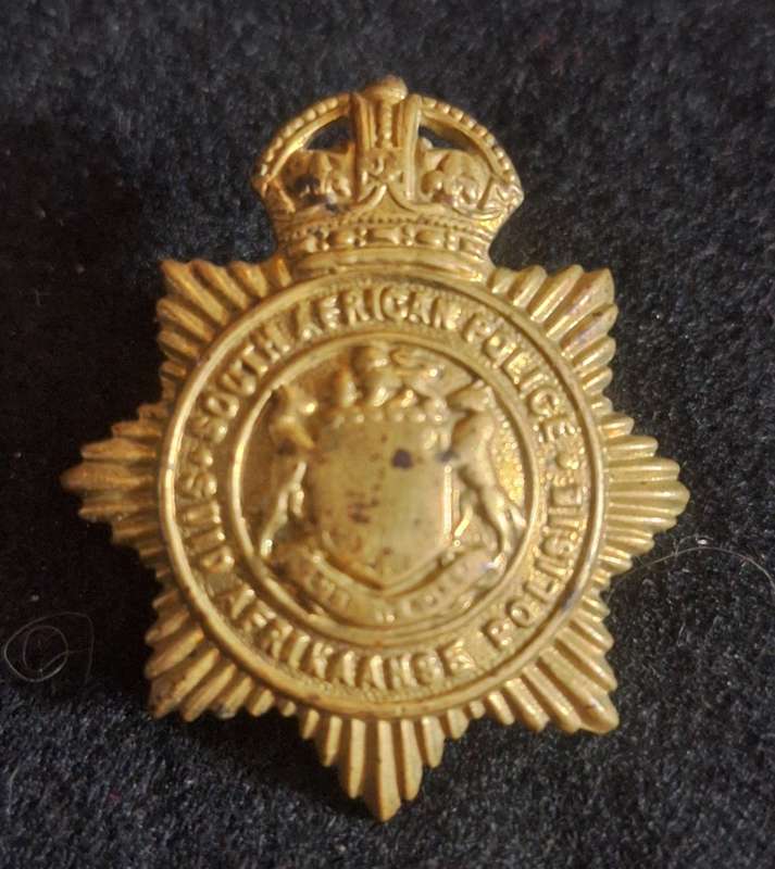 SA POLICE / POLISIE CAP BADGE (4.2 CM) - LUGS INTACT
