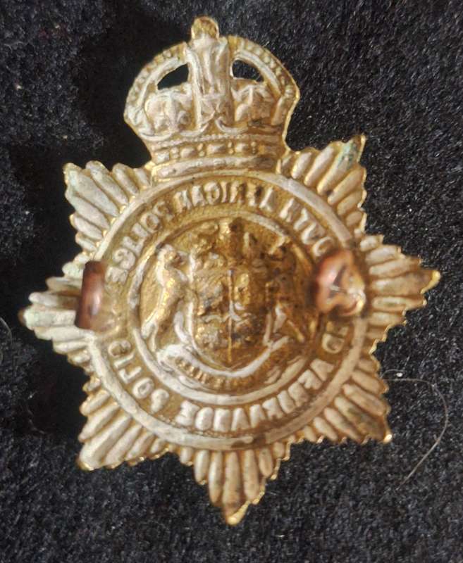 SA POLICE / POLISIE CAP BADGE (4.2 CM) - LUGS INTACT