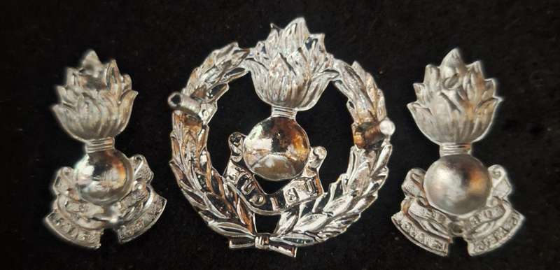 SADF - ENGINEERS CAP / COLLAR BADGES SET - SCREWS & PINS INTACT
