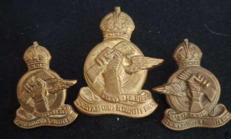 WW2 ERA - Q SERVICES CAP AND COLLAR BADGES - LUGS INTACT